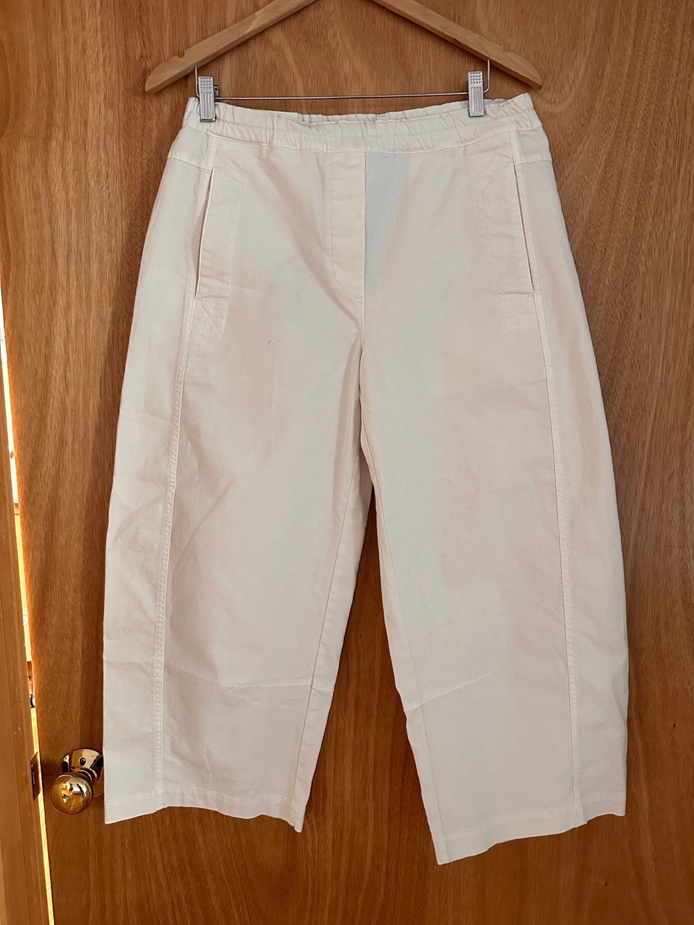 NWOT, Banana Republic Women's khaki pull on cropped painters pants. Size MP